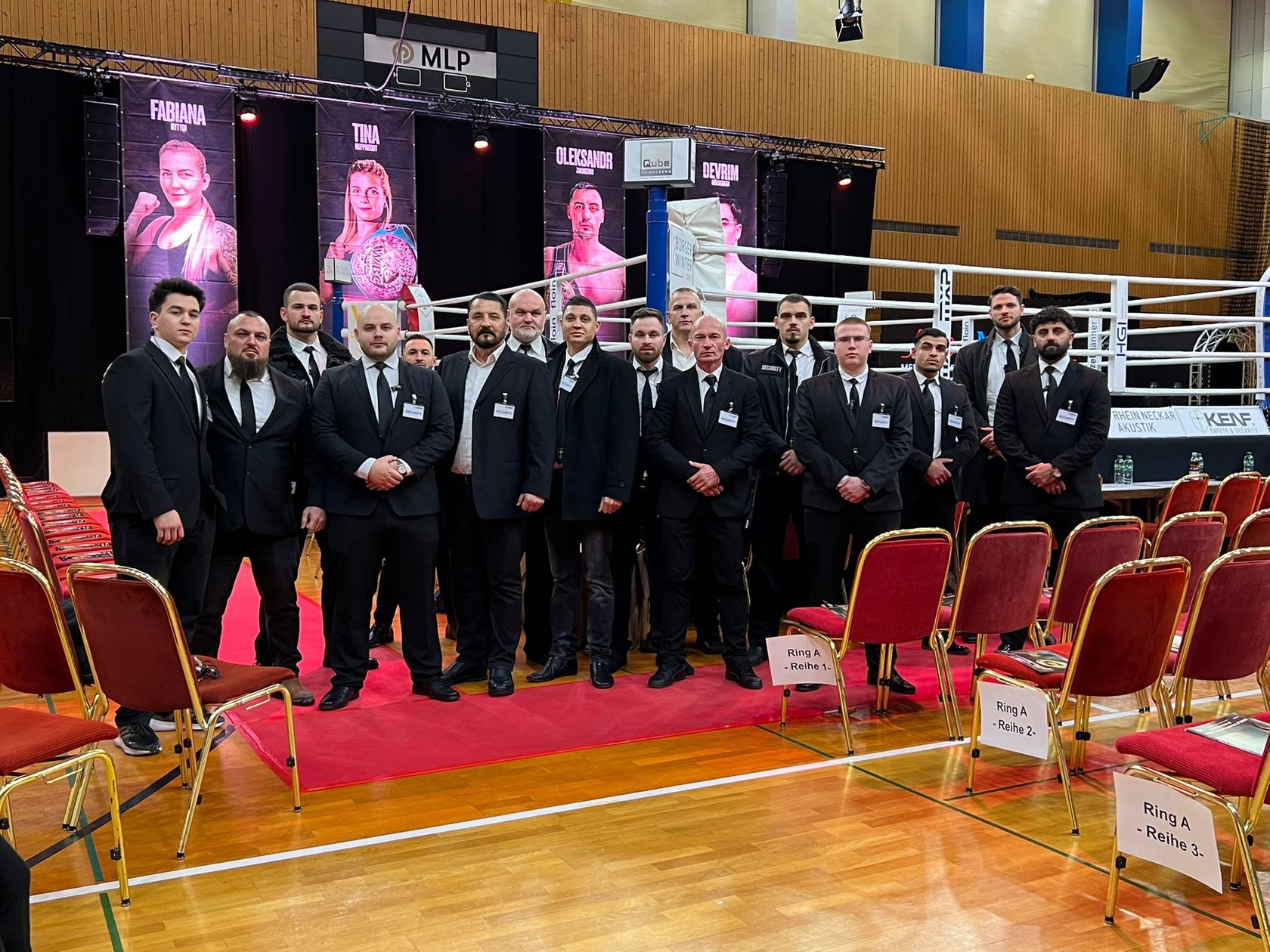 Sicherheitsteam bei einer Boxgala im schwarzen Anzug